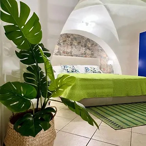 Ursino , Aeroporto di Catania Fontana Rossa Italia